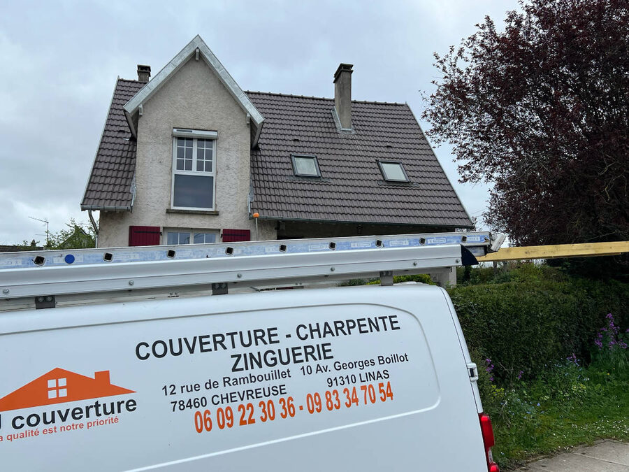 Le camion de LJ Couverture — couverture, charpente, zinguerie — devant un chantier de toiture