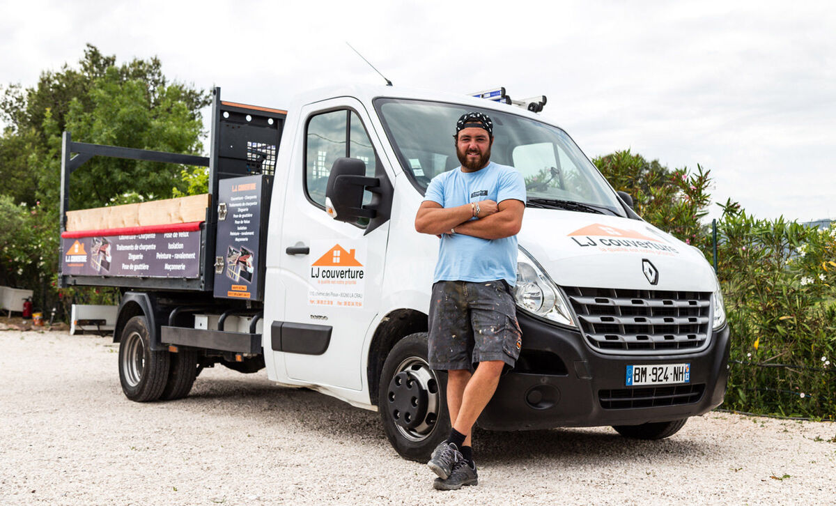 Jessy Lafleur, artisan couvreur, devant le camion benne LJ Couverture