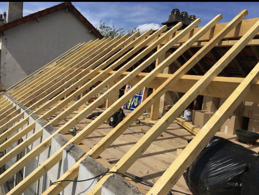 Chevrons neufs d’une charpente en cours de réalisation dans les Yvelines