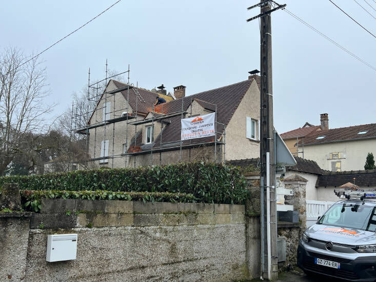 Échafaudage et bâche LJ Couverture sur une maison en cours de rénovation de toiture