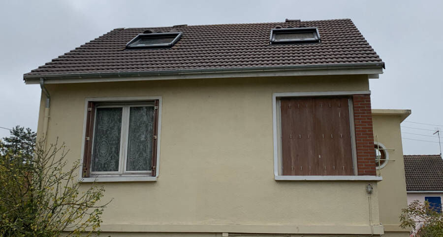 Pavillon rénové avec deux fenêtres de toit Velux installées sur la couverture neuve