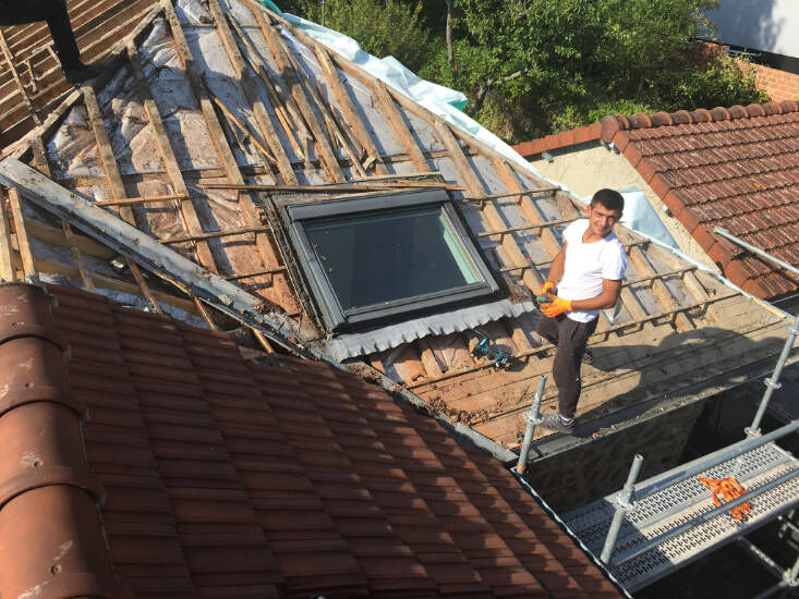 Pose d’une fenêtre de toit Velux pendant la rénovation complète d’une toiture