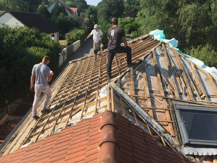 Remplacement des tuiles autour d’une fenêtre de toit Velux