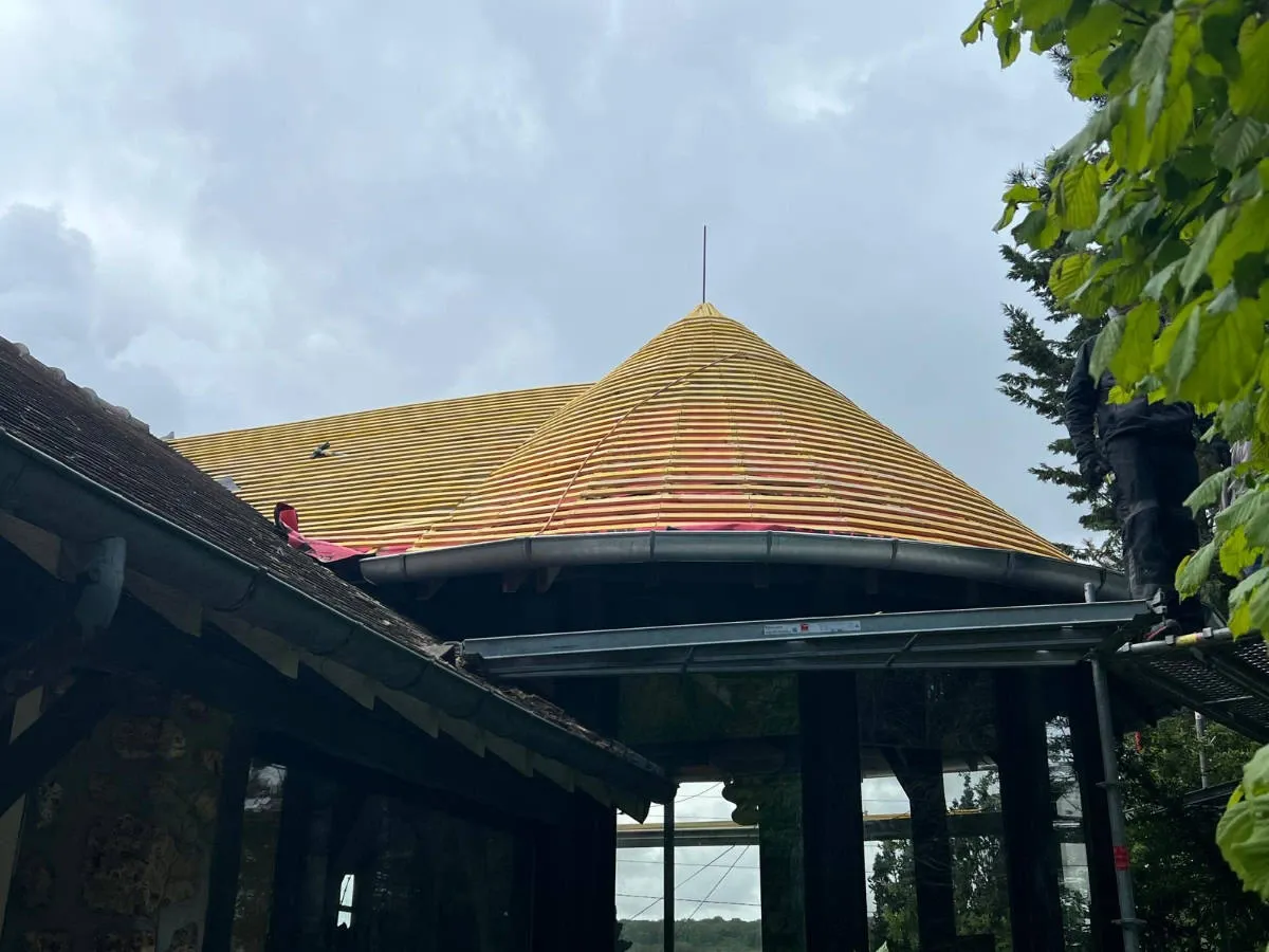 Toiture ronde en cours de pose sur une dépendance dans les Yvelines