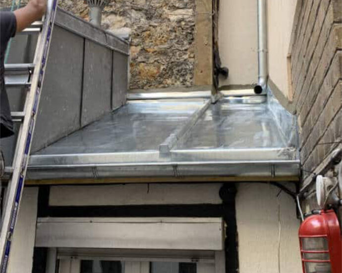 Pose d’une toiture en zinc au-dessus d’une entrée de maison à Auffargis