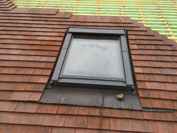 Velux posé sur une toiture en tuiles avec son habillage d’étanchéité, dans les Yvelines