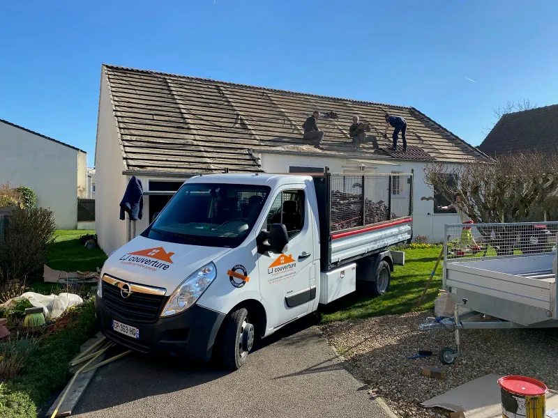 Camion LJ Couverture devant une maison en travaux de toiture