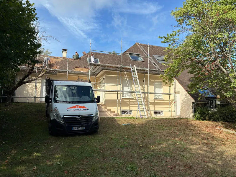 Rénovation d’une toiture à Chevreuse avec l’équipe et le camion LJ Couverture