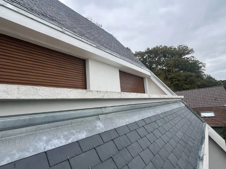 Détail d’une toiture en ardoise et de ses raccords de zinguerie à Chevreuse