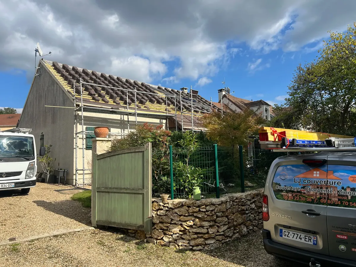 Camion et fourgon de LJ Couverture garés devant la maison en réfection à Chevreuse