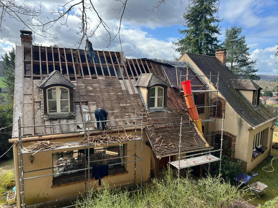 Dépose complète de l'ancienne couverture du pavillon à Chevreuse : la charpente est mise à nu avant la pose des éléments neufs