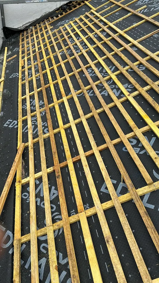 Long pan de toiture litonné sur écran sous-toiture neuf, vu en enfilade, à Chevreuse