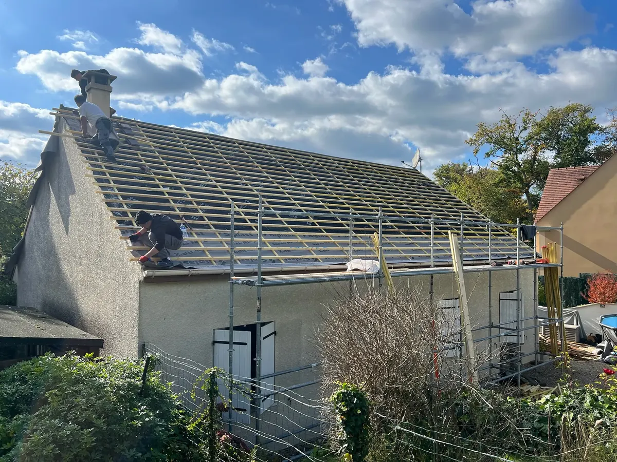 Pan de toiture litonné prêt à recevoir les tuiles sur une maison de Chevreuse