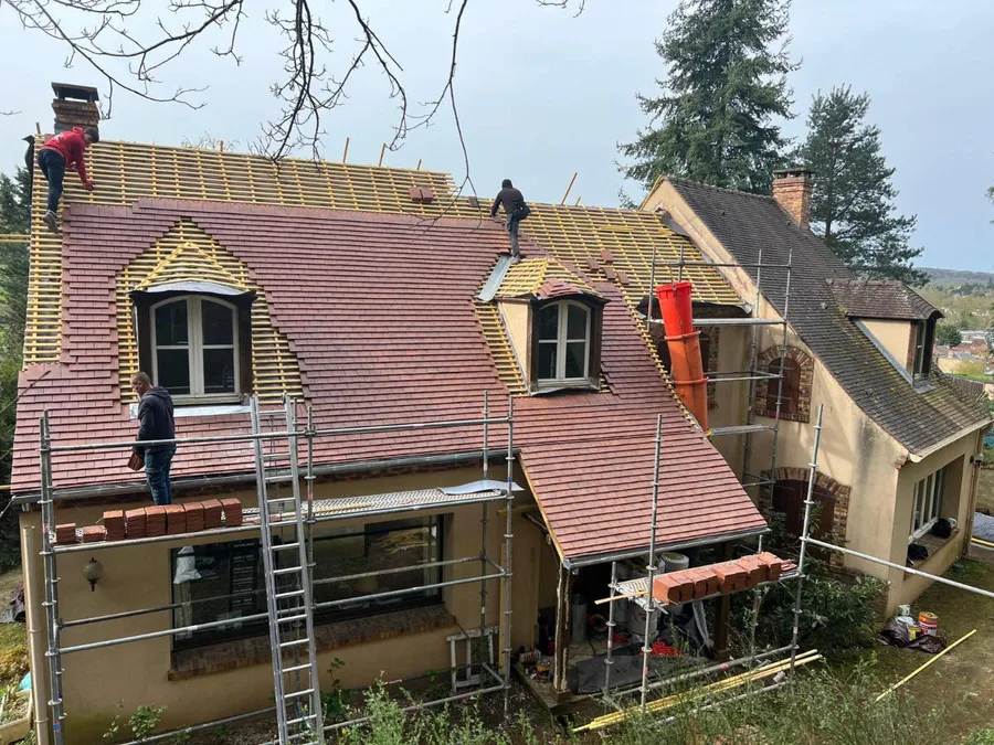Toiture en cours de rénovation à Chevreuse en octobre 2025 : pose des tuiles en terre cuite par les couvreurs LJ Couverture