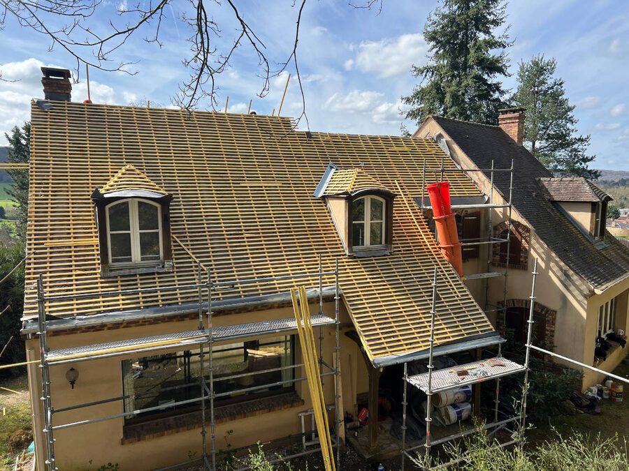 Rénovation de la toiture d'une maison ancienne dans les Yvelines : liteaunage neuf et échafaudage