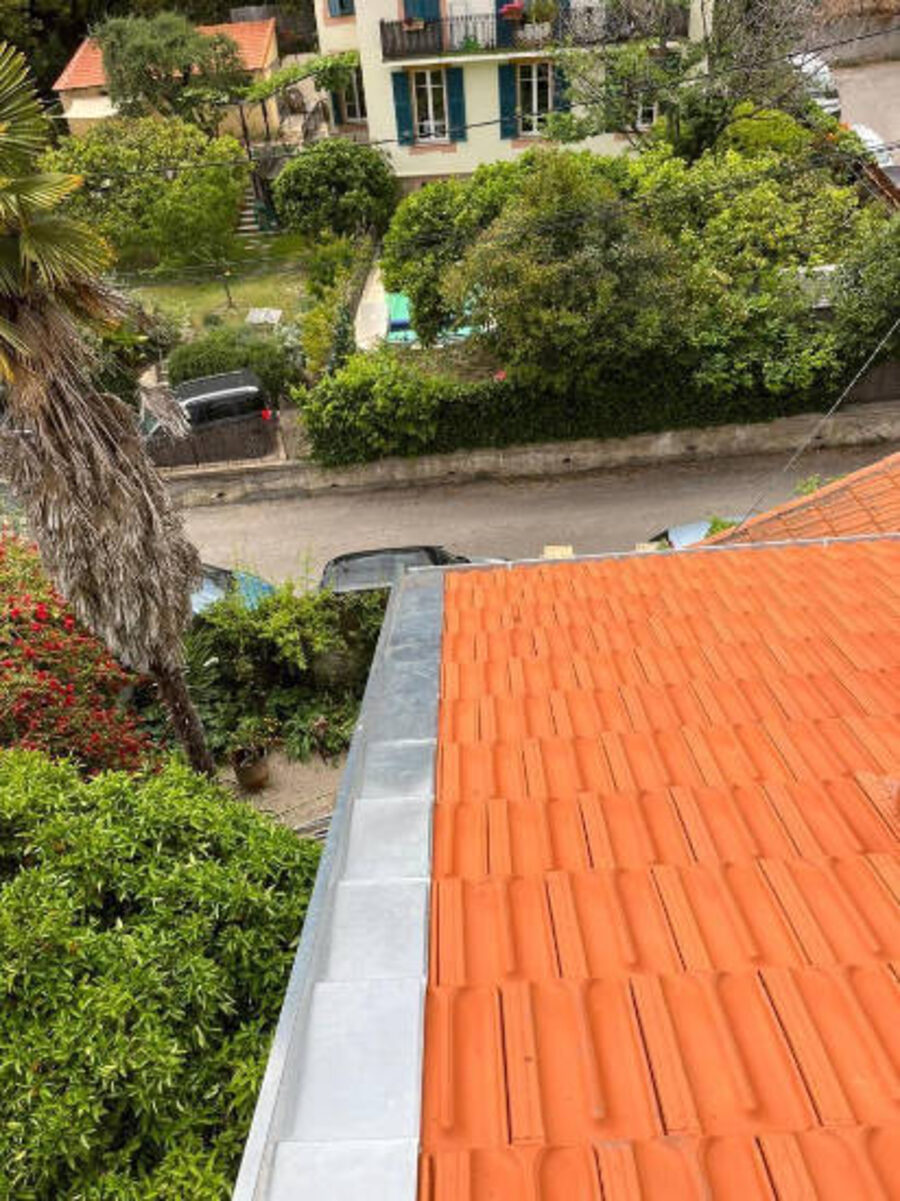 Vue aérienne d'une toiture neuve en tuiles terre cuite posée par LJ Couverture