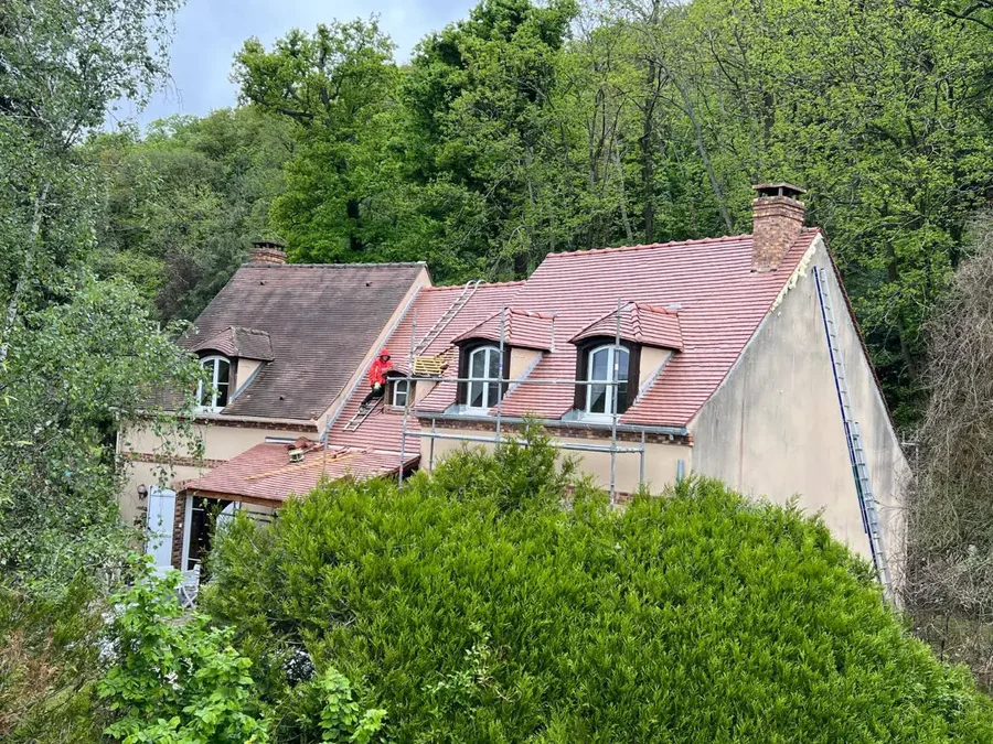 Toiture remplacée à Chevreuse : tuiles en terre cuite neuves posées sur la belle demeure, en lisière de forêt