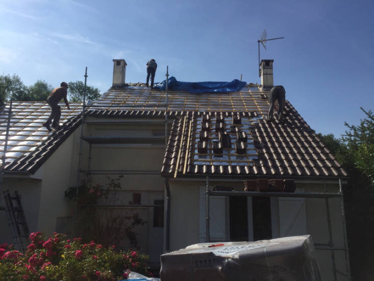 Bâche protégeant le faîtage d'un pavillon pendant un chantier de couverture dans les Yvelines