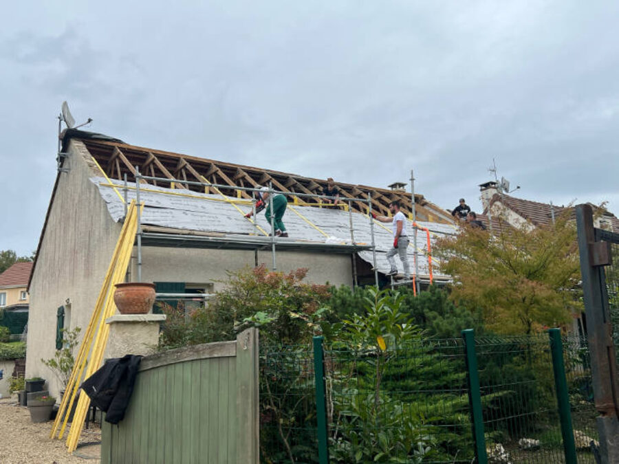 Dépose de l'ancienne couverture d'un pavillon dans les Yvelines avant remplacement de la toiture