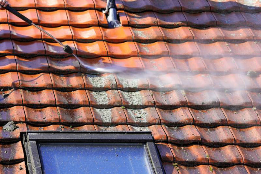 Démoussage de toiture au jet haute pression par LJ Couverture dans les Yvelines