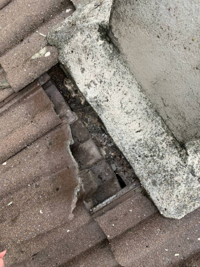 Point d'infiltration au pied d'une souche de cheminée, recherche de fuite de toiture