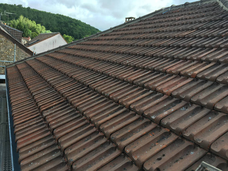Toiture en tuiles avec vue sur la vallée de Chevreuse, secteur d'intervention de LJ Couverture