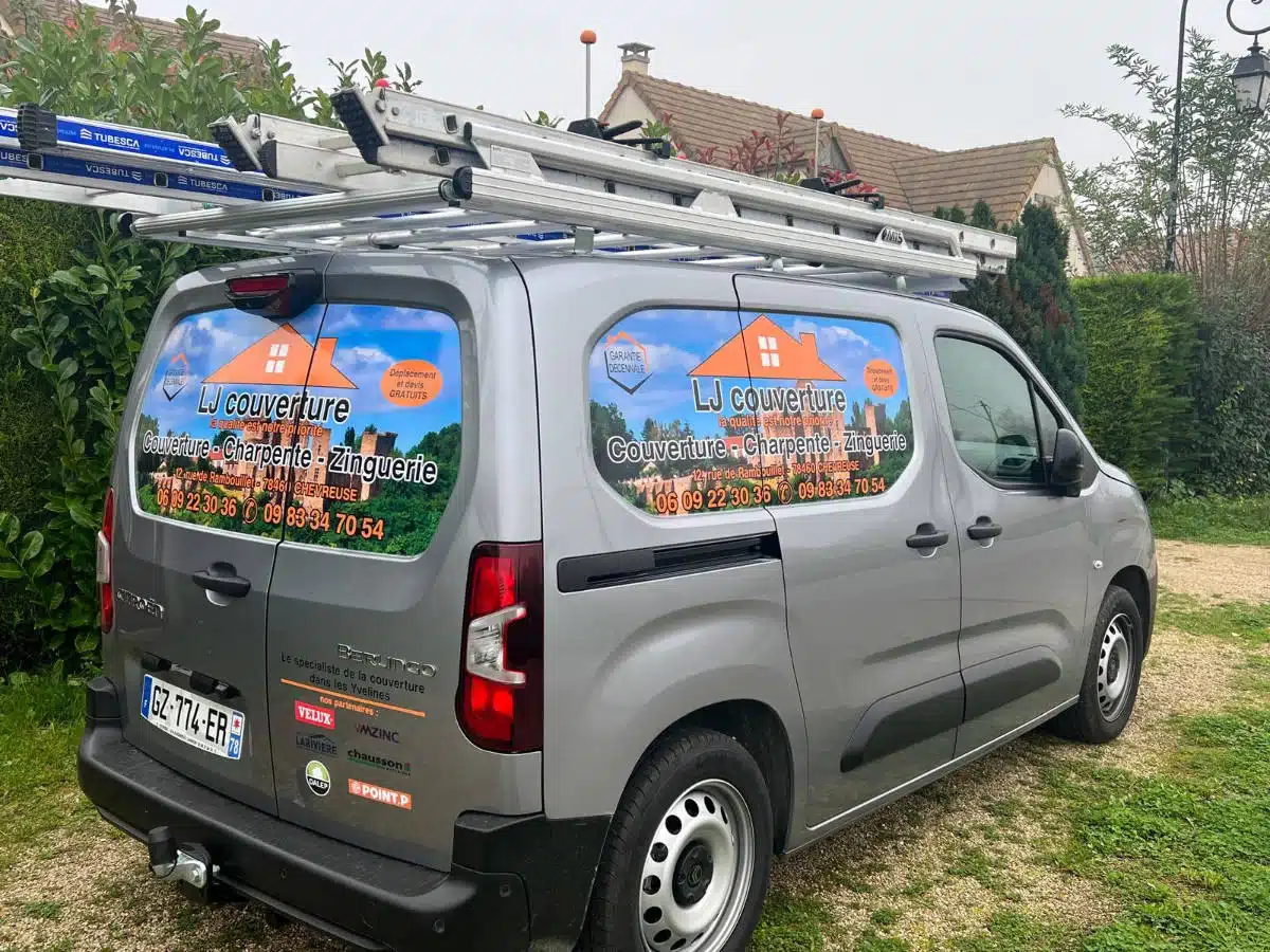 Véhicule de l'entreprise LJ Couverture - Couvreur à Chevreuse - Vue Arrière