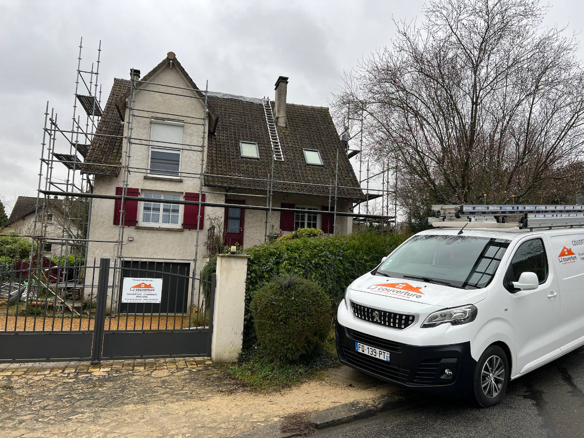 V2hciuel de LJ Couvreur statikonné devant une maison un échaffaudage est posé, pour effectuer des travaux de rénovation sur une toiture à Chevreuse