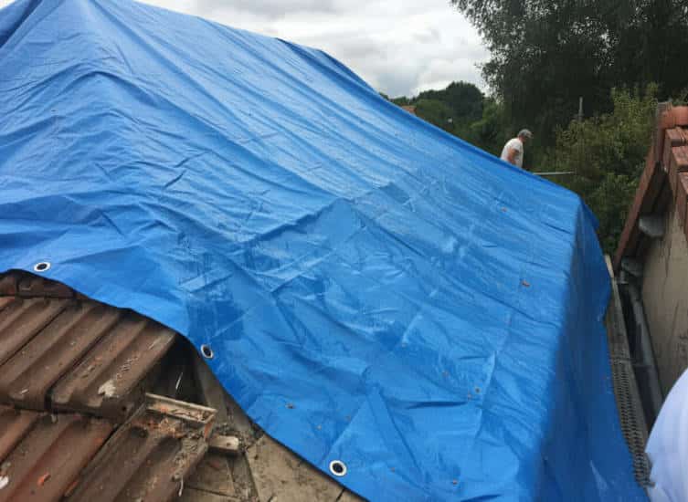 Mise hors d'eau d'une toiture avec une bâche de protection suite à un sinistre à Choisel.