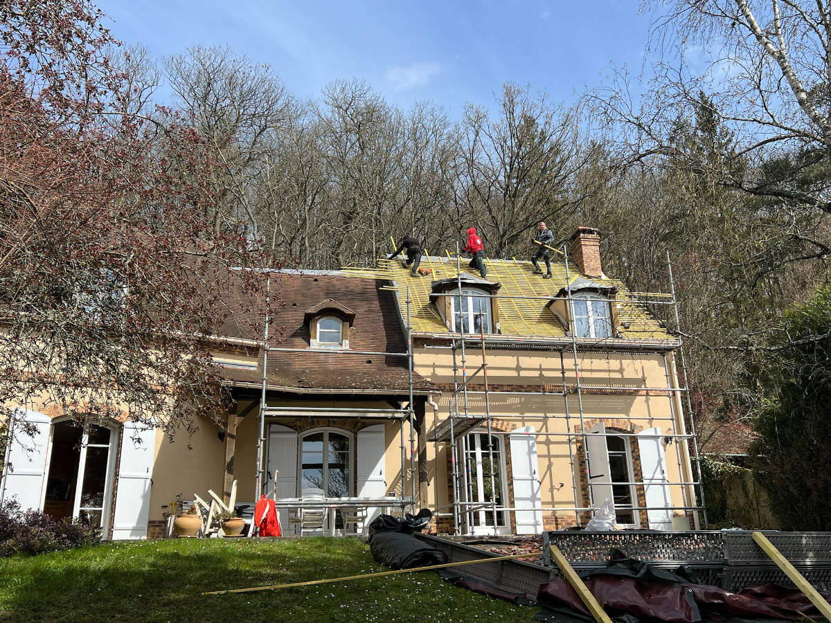 Une rénovation de toiture en cours à Auffargis en bord de forêt dans le 78.