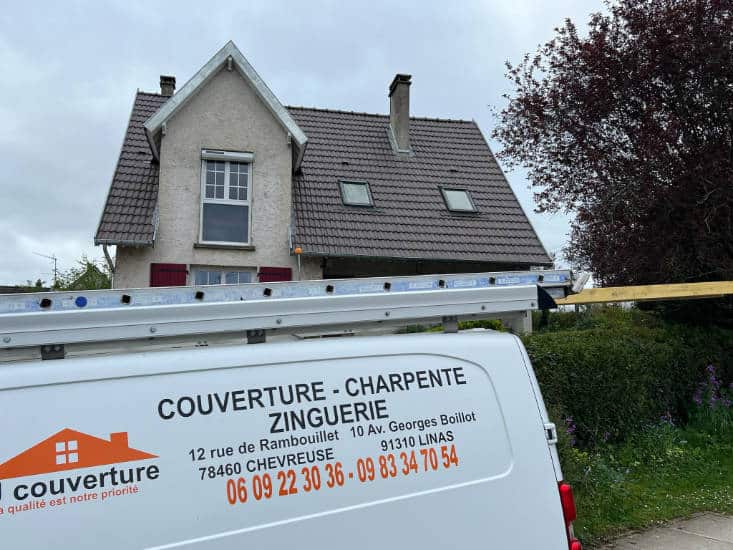 Pose d'une gouttière en zinc à Chevreuse LJ Couverture