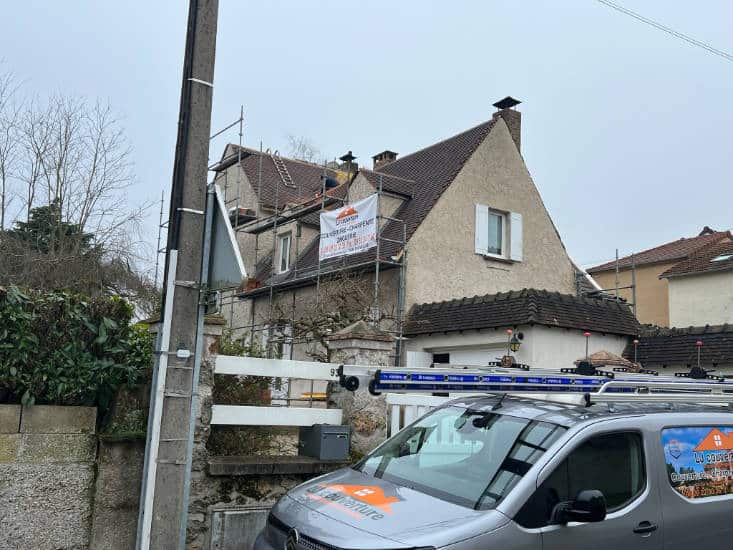 Un véhicule de LJ Couverture à Bures-sur-Yvette
