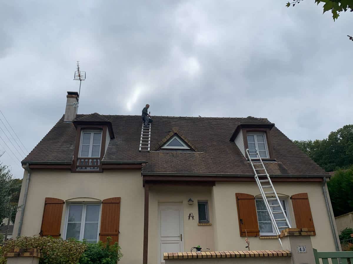 intervention sur une toiture à Cernay-la-Ville changement de sollins sur un pied de cheminée