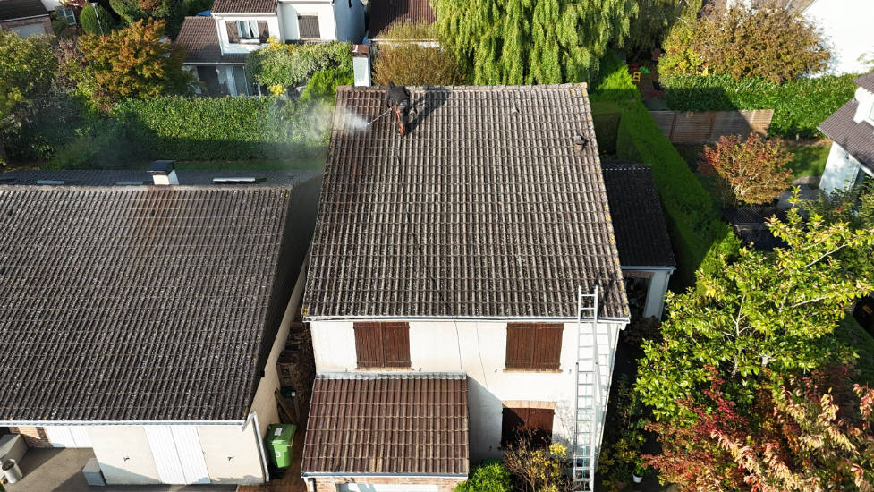 vue aérienne d'un nettoyage toiture à Cernay-la-Ville
