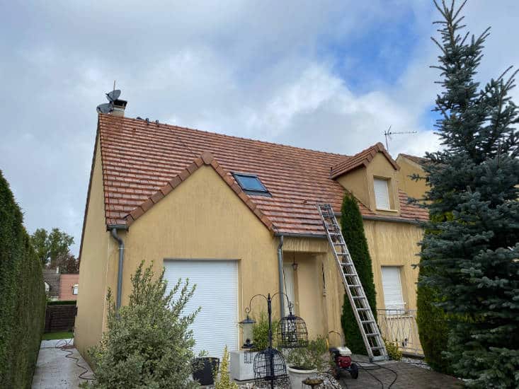 Application d'un traitement anti-mousse sur une toiture par un artisan à Choisel.