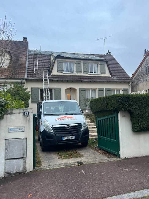 LJ Couverture une intervention en cours sur une toiture à Chevreuse - Pose de bâche pour protéger la maison.